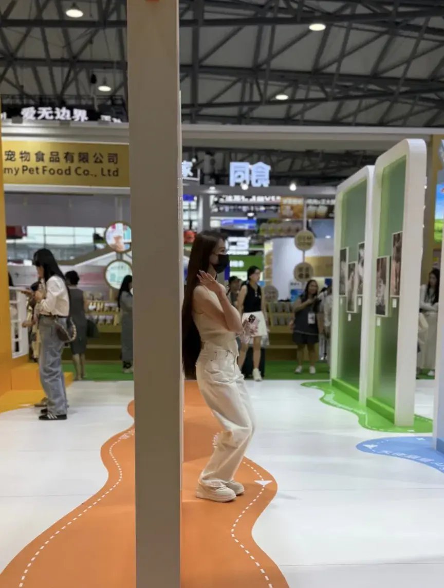 叶珂和朋友去看宠物展，一头长发柔顺飘逸，产后身体恢复得是真好，这一头及腰长发就给