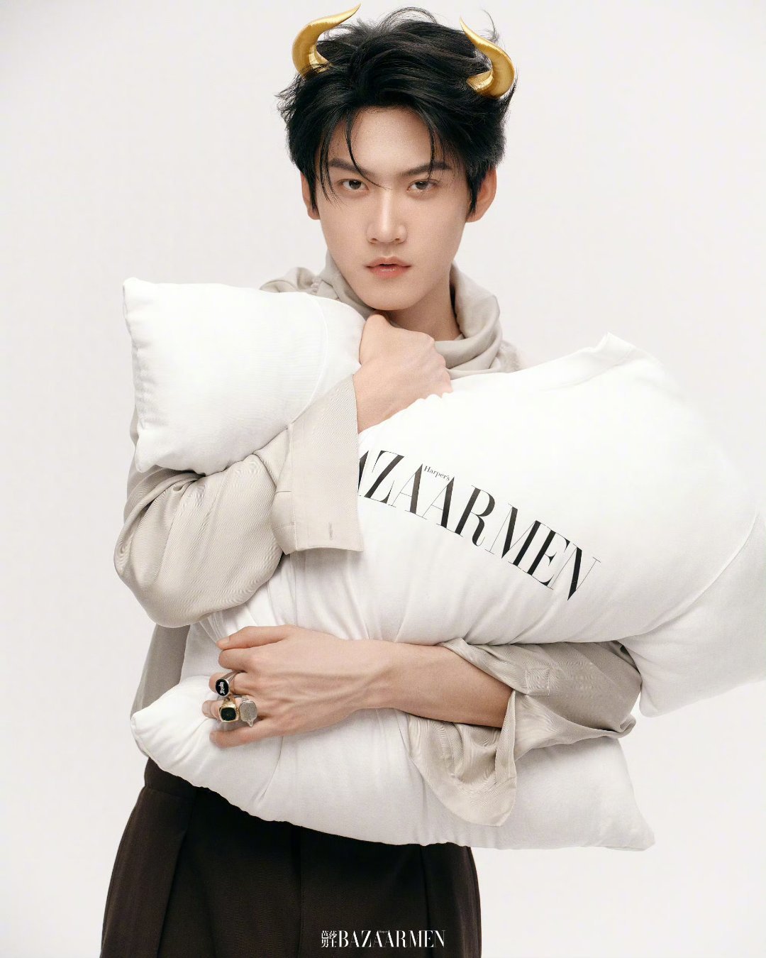 周柯宇《芭莎男士》三月刊封面内页大片正式释出，解锁更多面的他