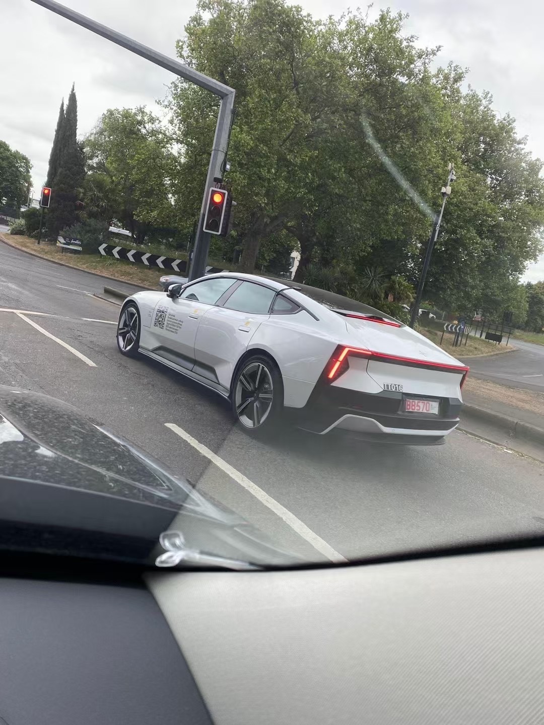 不管怎样，极星5的帅是怎么都盖不住的 ​​​