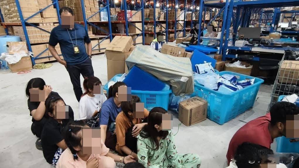 中国籍人士涉嫌在马来西亚雇用无合法证件的外国人，在隐蔽油棕园内的仓库，从事中国货