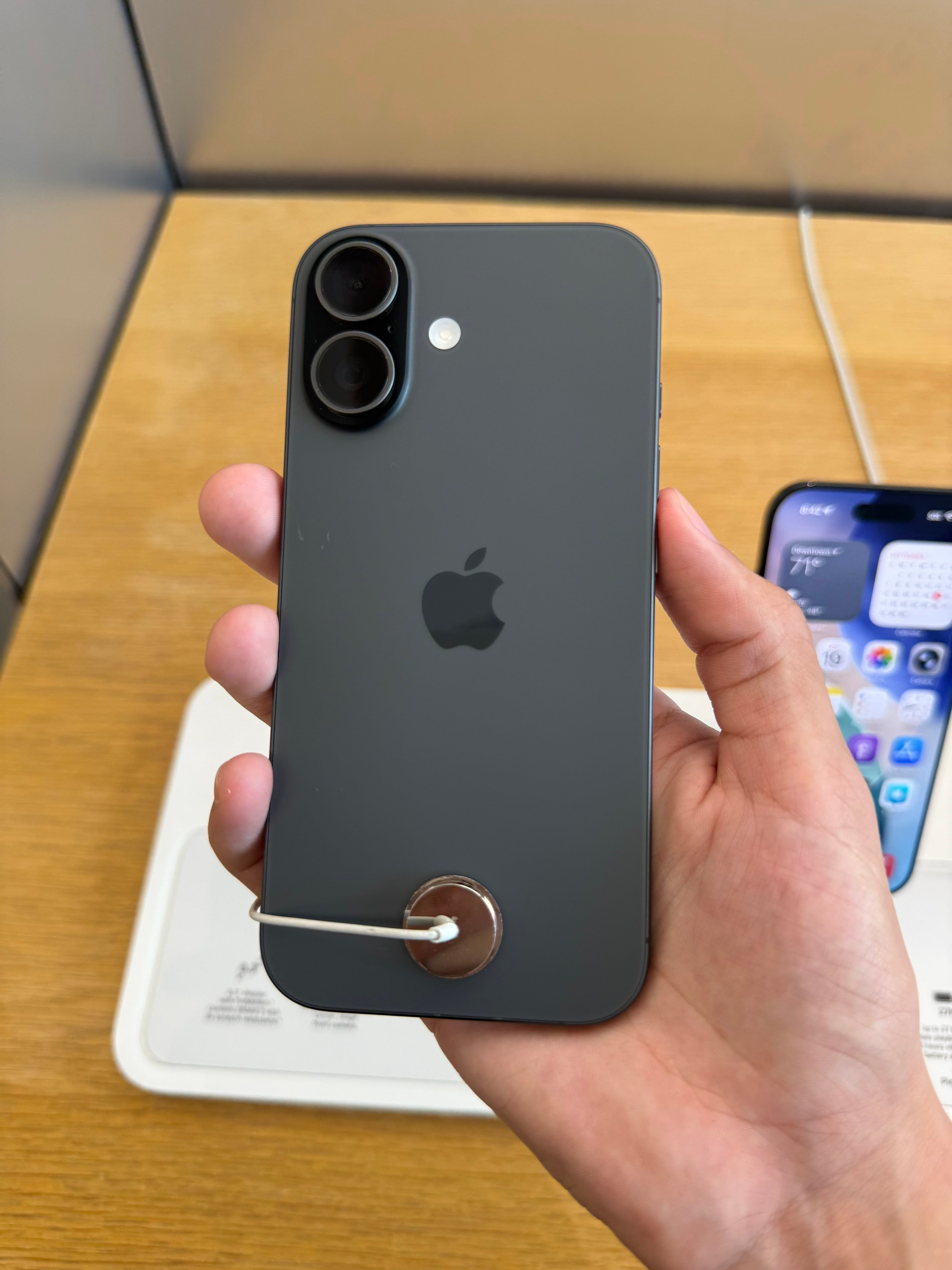 今年iPhone 17标准版的配色，每一个都很好看，再加上影像、芯片、高刷等提升