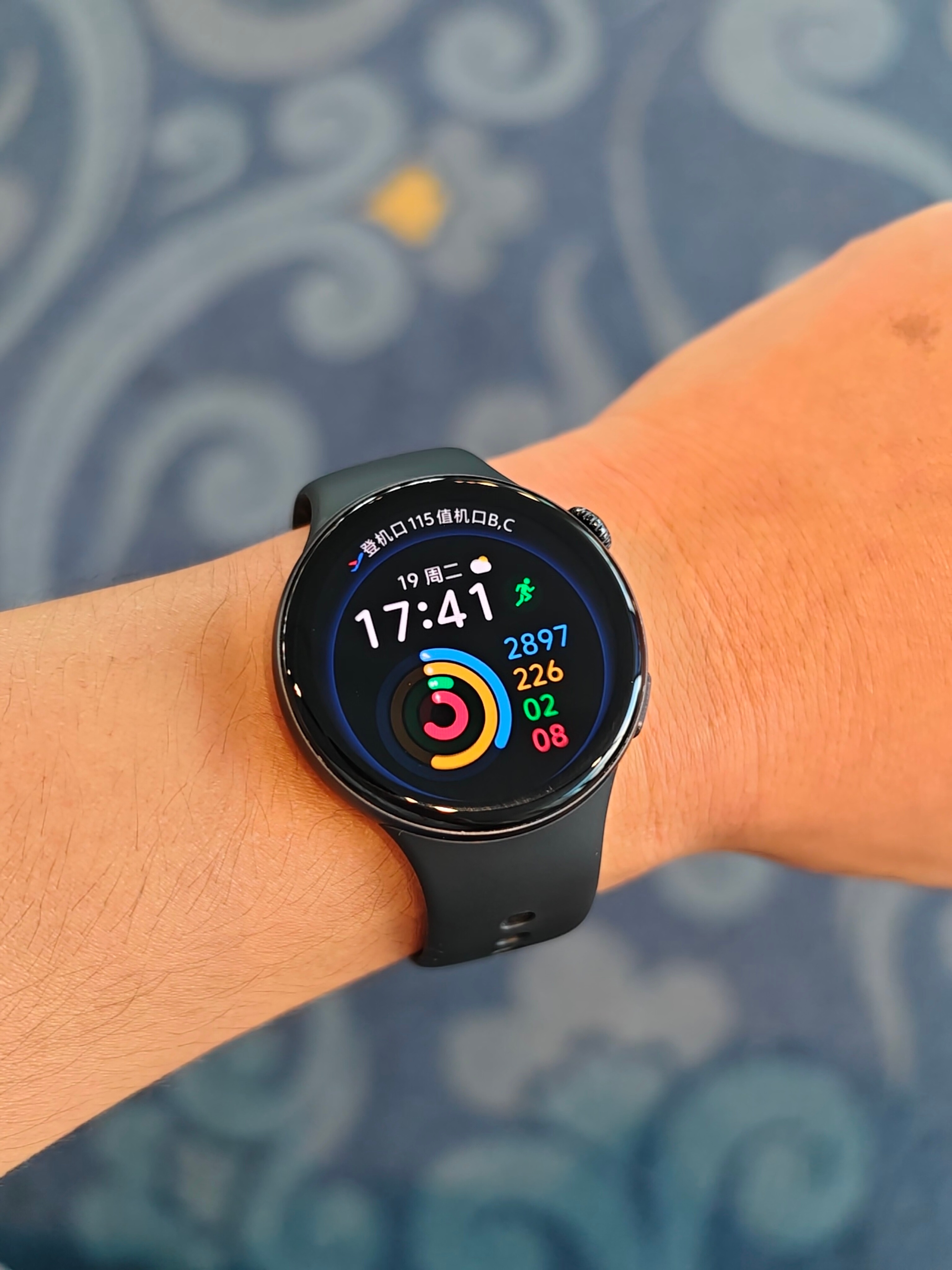 iQOO WATCH 5有个特别好的功能出差赶路的时候要看航班信息，只需要抬腕看