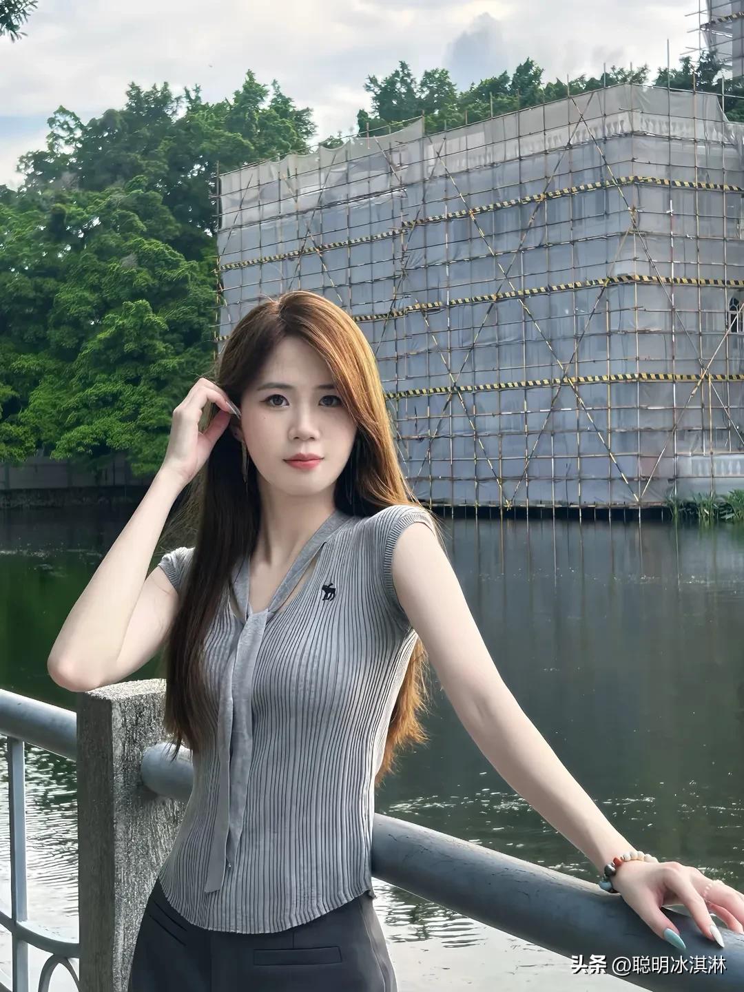 好身材不是天生，
是汗水浇筑；颜值不靠滤镜，
靠自律雕琢。  
每天坚持运动，