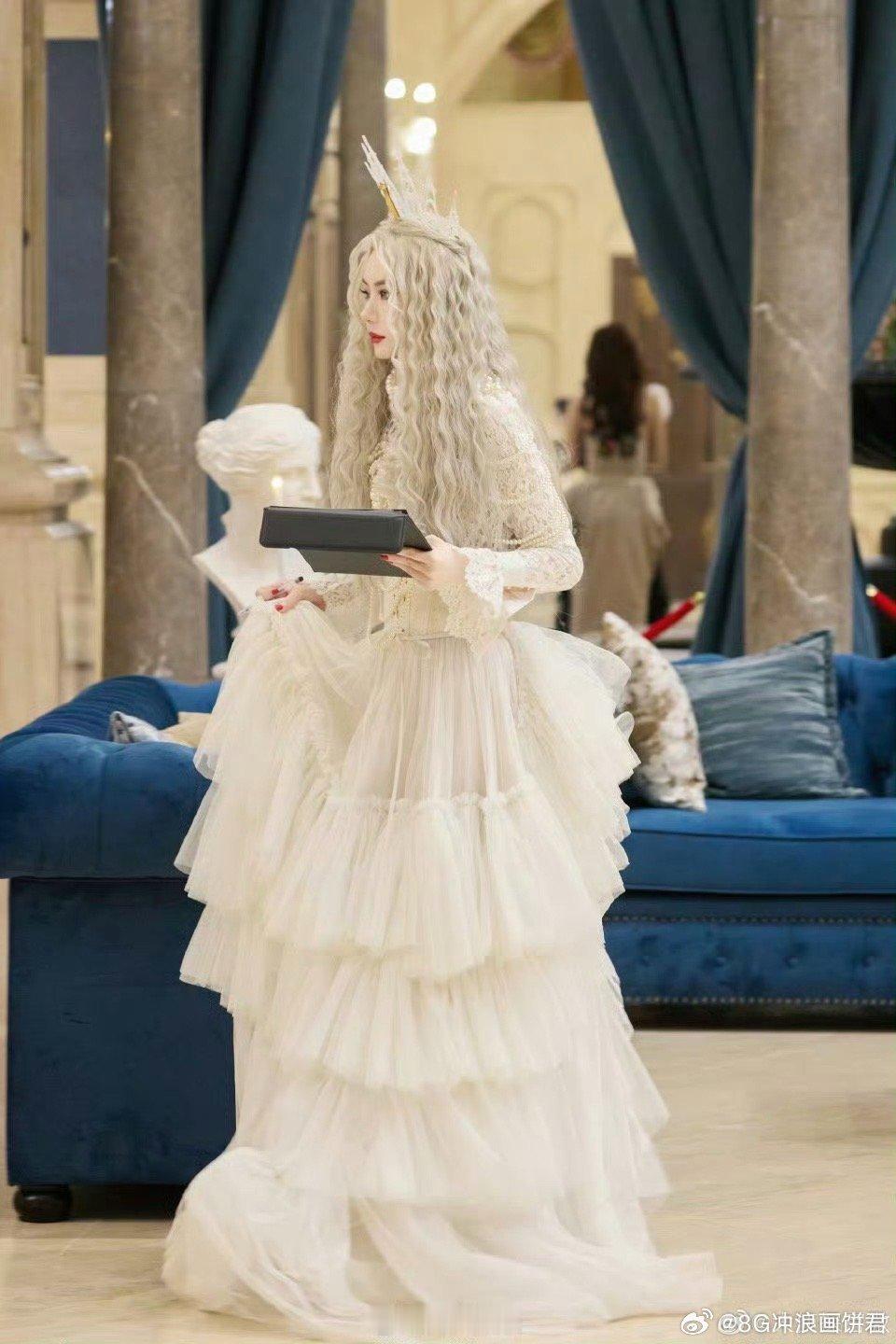 戚薇欲戴皇冠必承7重大侦探超前聚会大侦探 游戏还没开始，戚薇就用“7”号皇冠惊艳