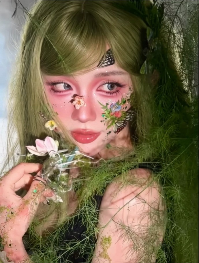KPL主持人小鹿发布写真：亮了下健康的红灯 何时都要先照看好自己！！ KPL主持