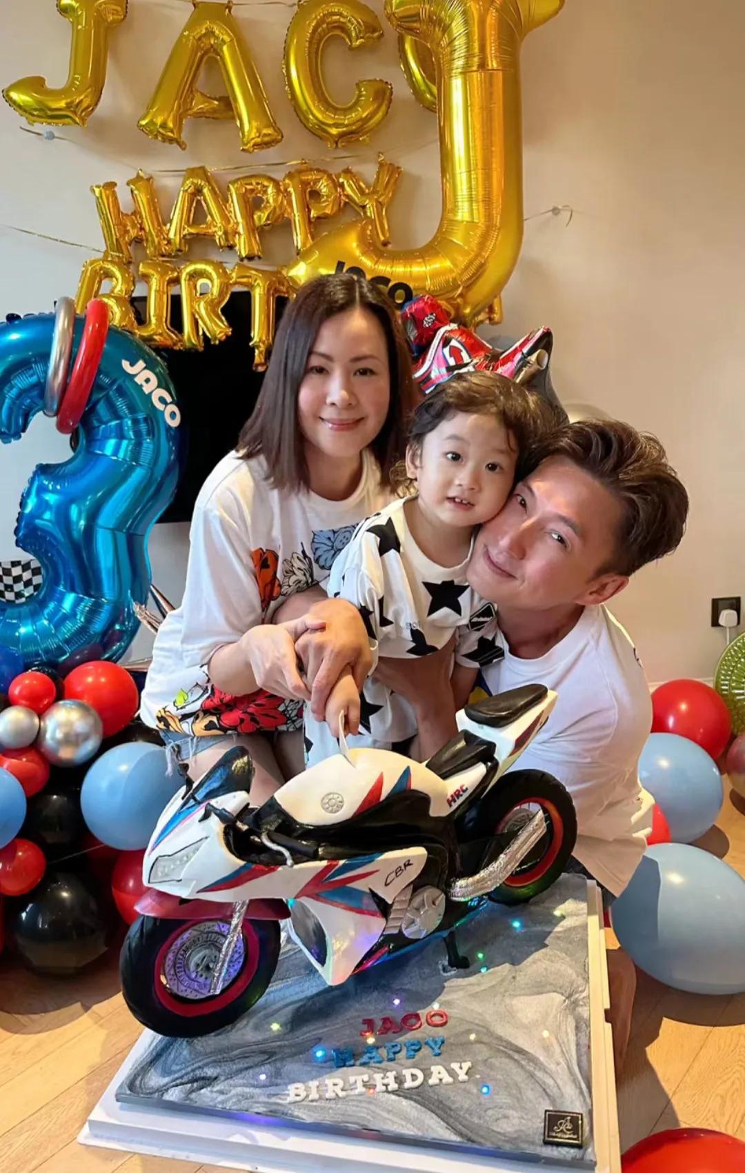 陈山聪家的萌娃迎来了三岁生日，陈山聪晒出了全家福来为儿子庆生，还送个儿子一个公路