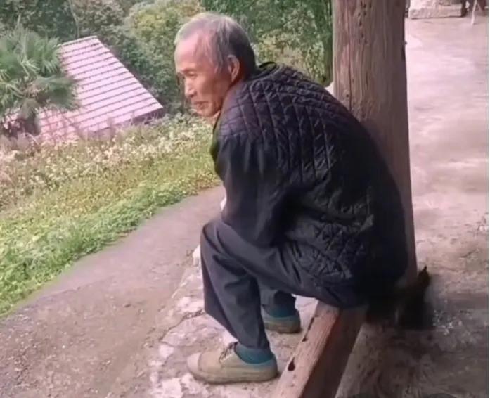 大家觉得八十以上的失能老人应该如何养老？是送养老院呢还是居家养老，住家保姆可能一
