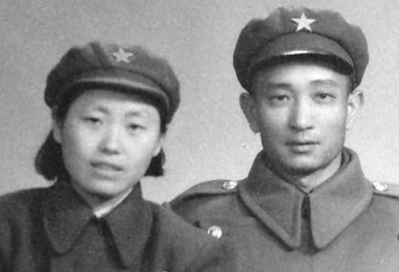 1949年，22军军长孙继先的女儿在门口玩耍，一个男人突然跑了过来，一把抱起了孙