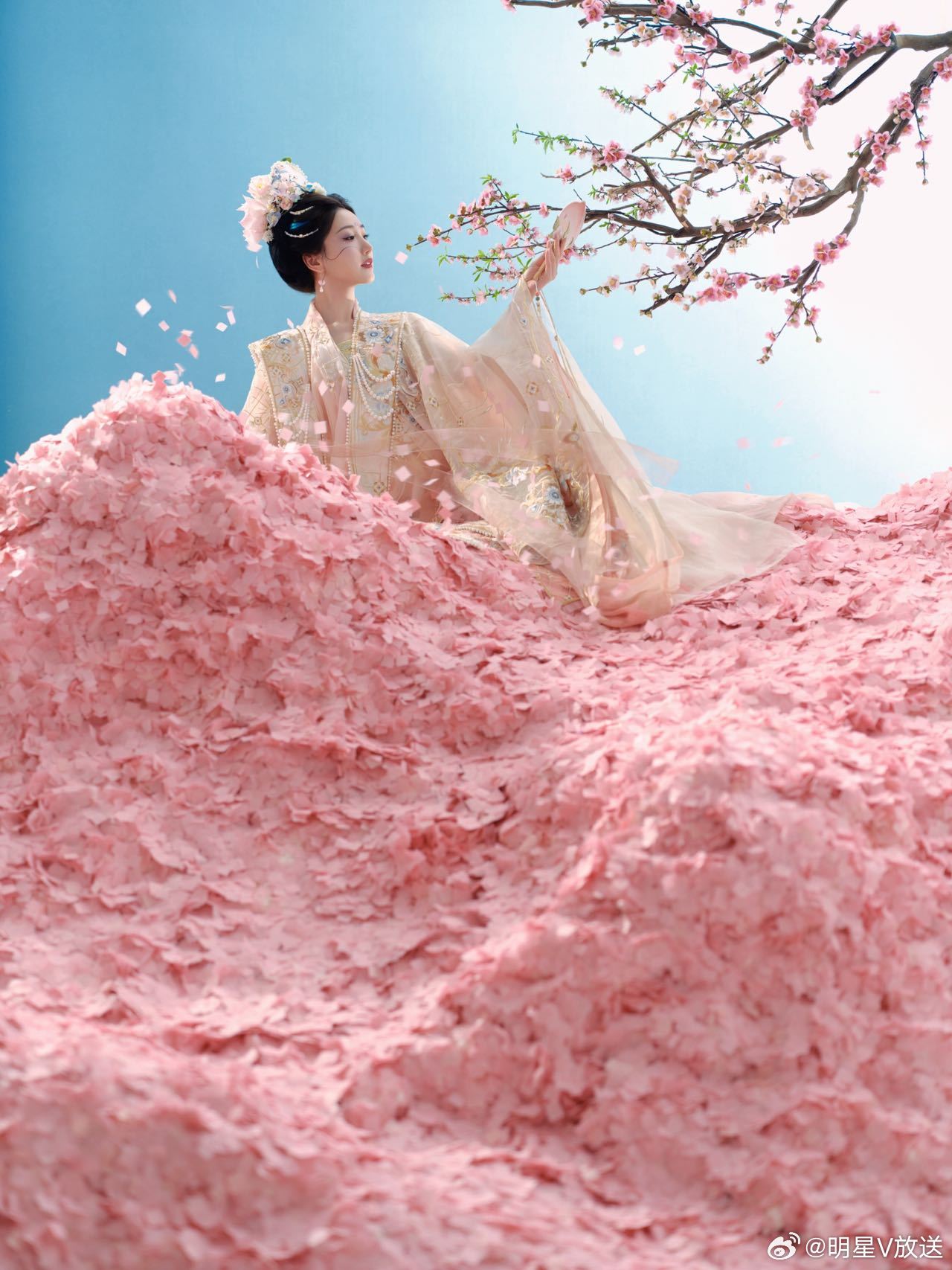 毛晓彤花神妆 中式审美天花板实锤！毛晓彤的花神妆也太会了，既有春日的明媚鲜活，又