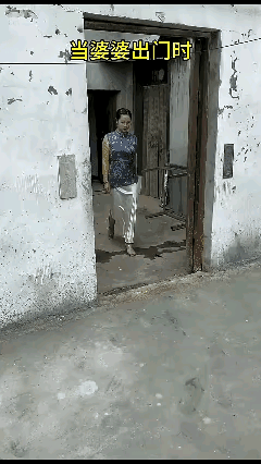 婆婆比两个儿媳妇还年轻漂亮。