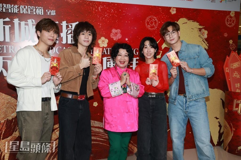 星岛：薛家燕新年豪派12万元利是 开心被视为财神 爆朋友去年𢭃利是后中六合彩「