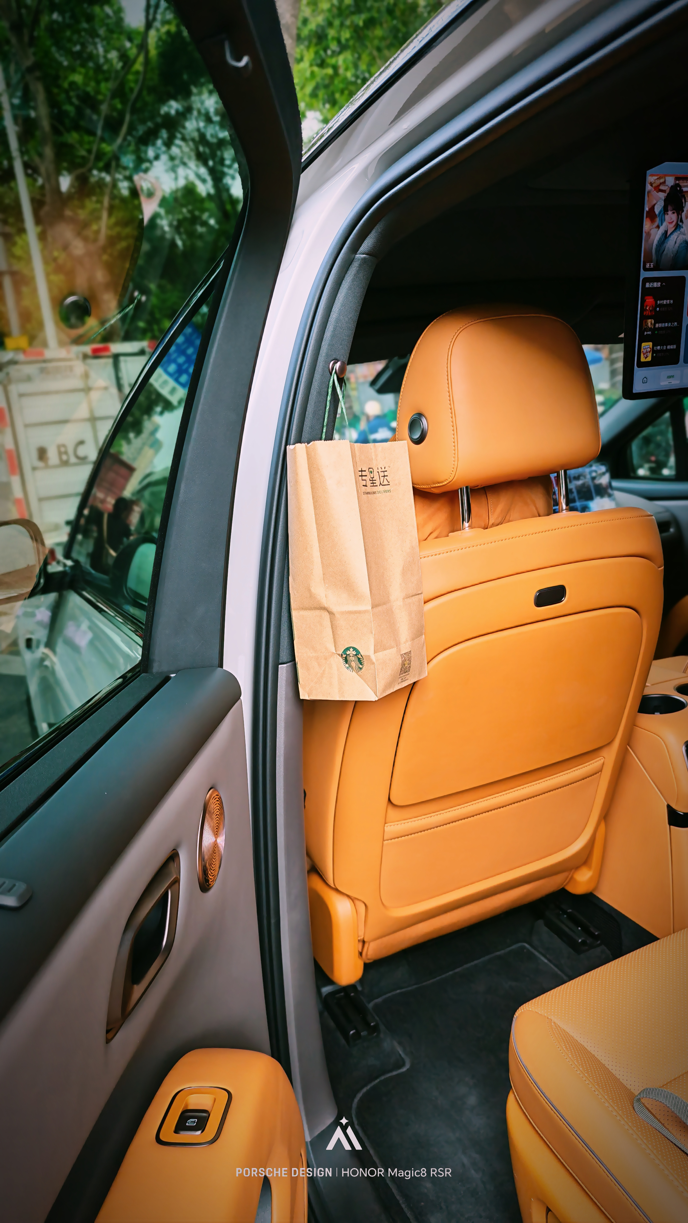 B柱有挂钩，除了可以挂西服之外，我用最多是这样 深圳·横岗大厦