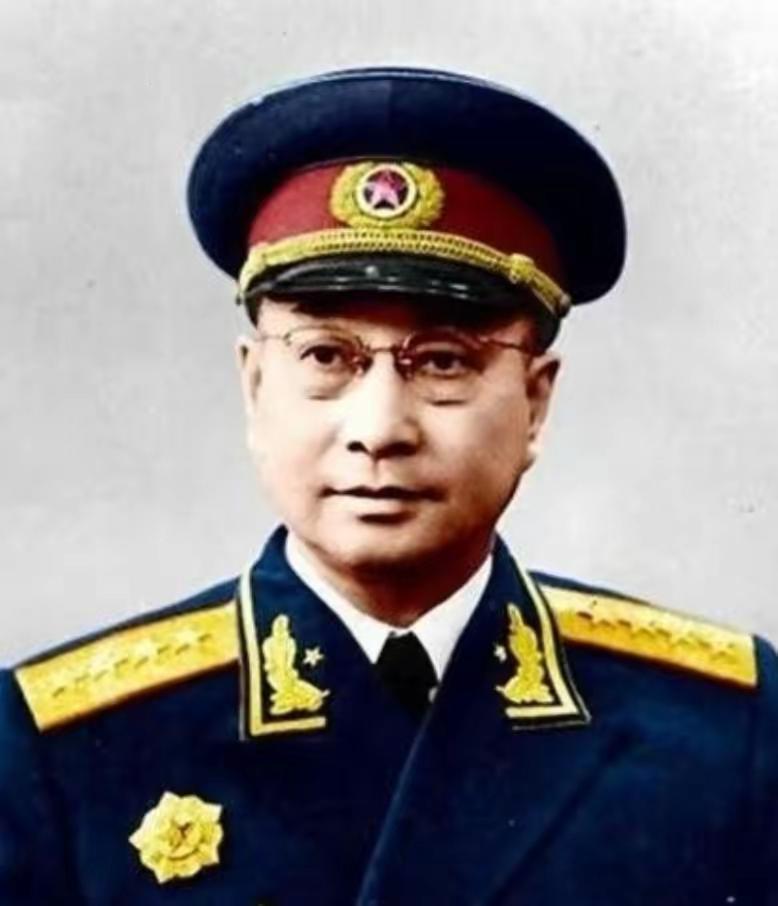1953年，陈赓的车在哈尔滨被一个交警拦下，他直接拉开车门坐到车里，随后对司机说