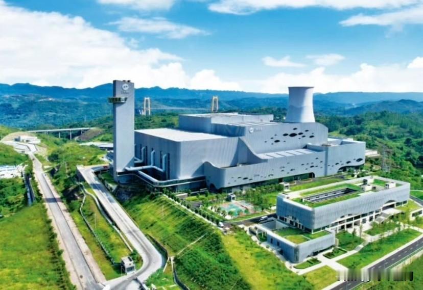 中国从十多年前的“垃圾围城”变成现在的“垃圾短缺”。
媒体报道，中国垃圾发电产业