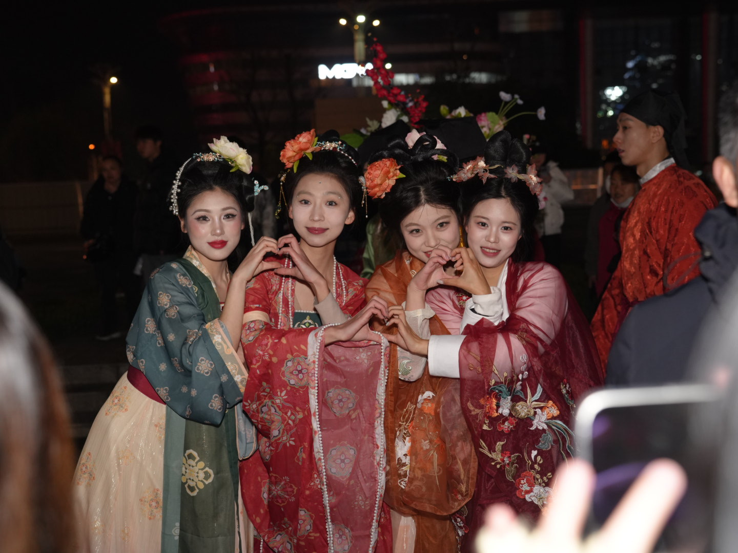 乐山请你过年！属马姓马游客、身着汉服游客免票入园，快来彩灯嘉年华解锁最浓年味儿！