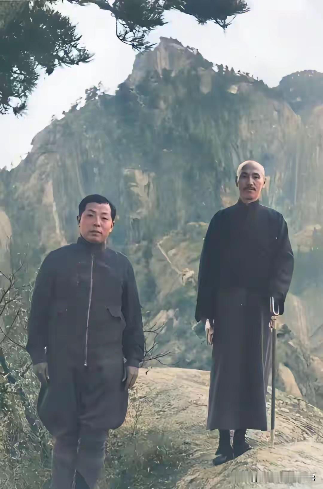 日本政府为何邀请张学良参观军事演习？
如图这张照片应该很多人没见过，这是张学良和