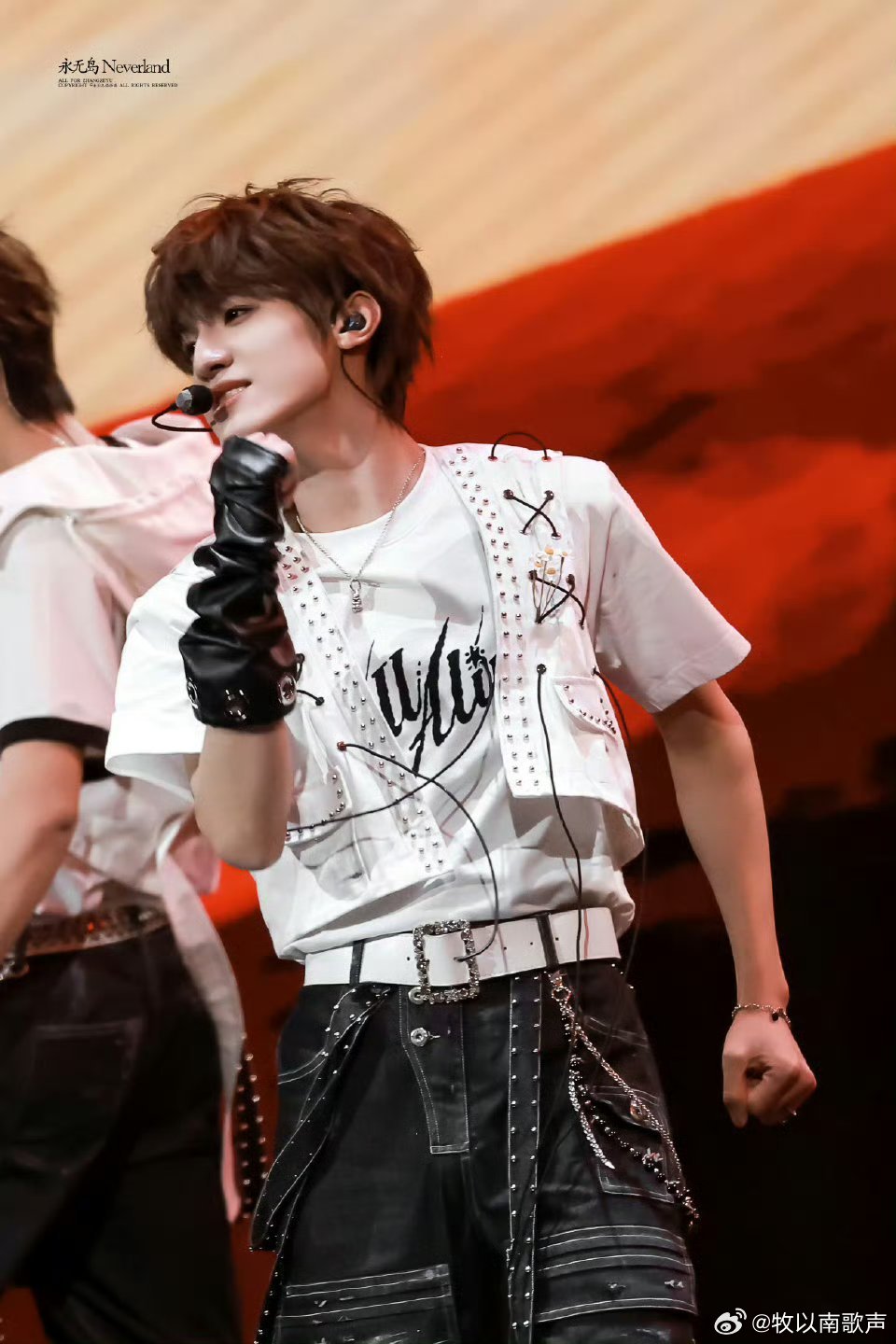 张泽禹临场反应力直接给到夯 舞台遇杂物眼疾手快一脚踢走，丝滑衔接动作超稳，临场反