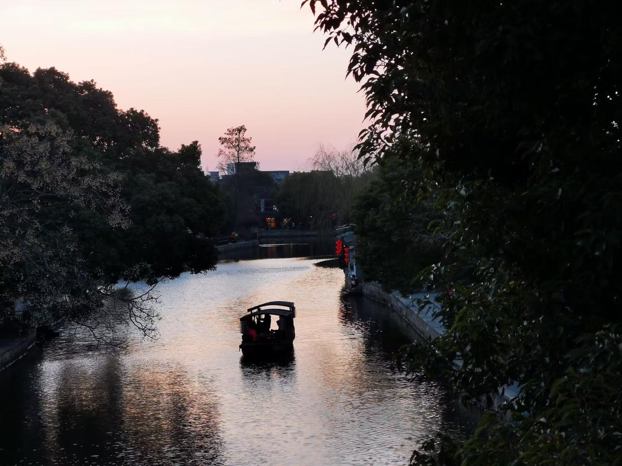 [微风]《迷途》
原创/首发


改了又改
也未写出一幅入心的字
那些揉碎的笔触