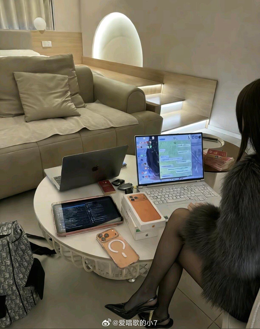 记不清了 只记得我们刚出社会才十几岁 这一路走来的心酸与不易 我们比谁都清楚 