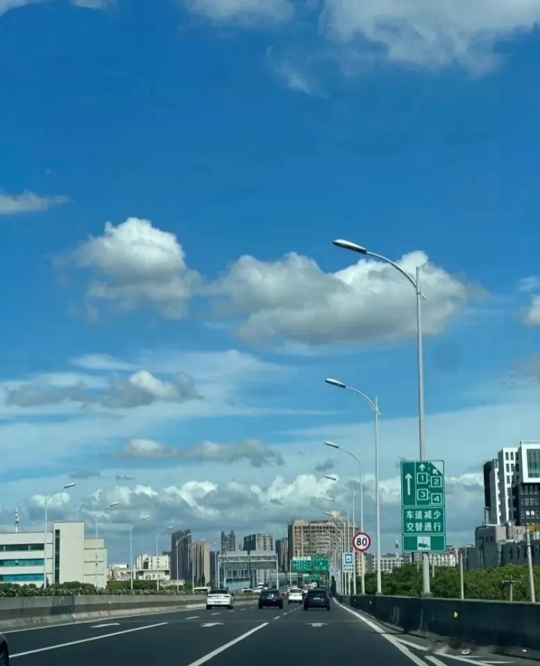 分享一张今天天空的照片早上天蓝蓝的，白云一团一团飘着，看着敞亮又清爽。