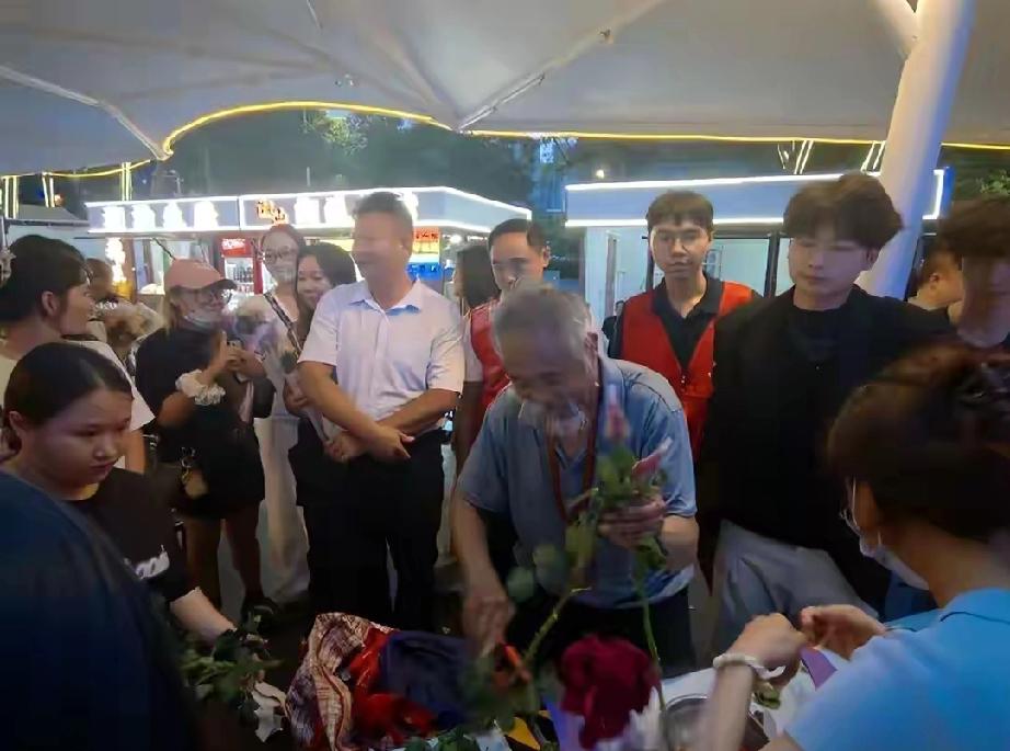 一夜刷屏！广东两位卖花人牵动全网心弦！
    深圳华强北73岁爷爷深夜摆摊还债