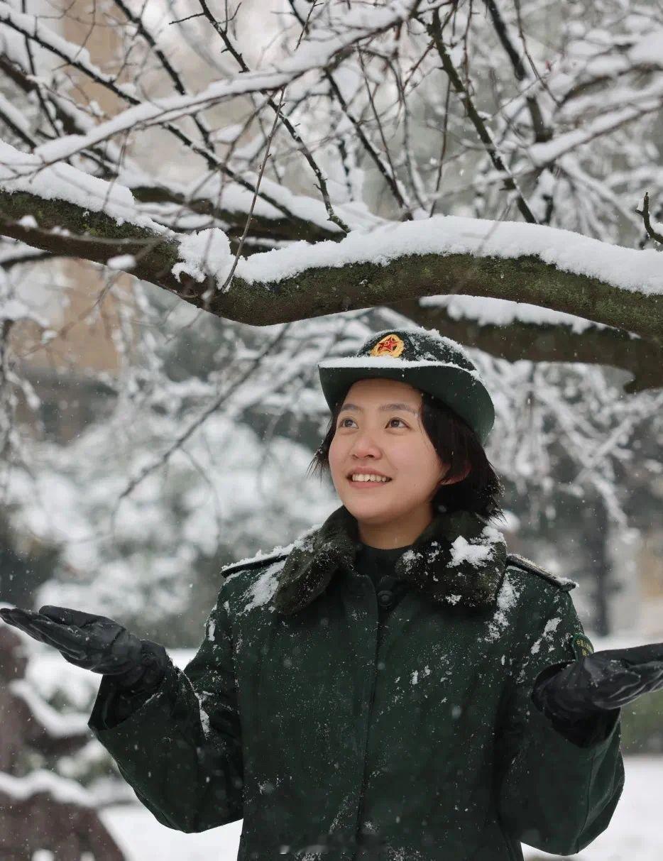 #迷彩军恋[超话]#忽如一夜春风来，千树万树梨花开无边无际的洁白给陆工大披上一层