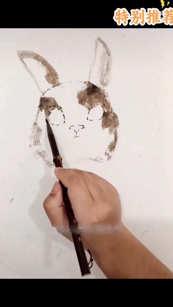 特别推荐：写意兔子绘画示范。
今天朋友们随我画一只呆萌的水墨兔子。
·起笔调淡墨