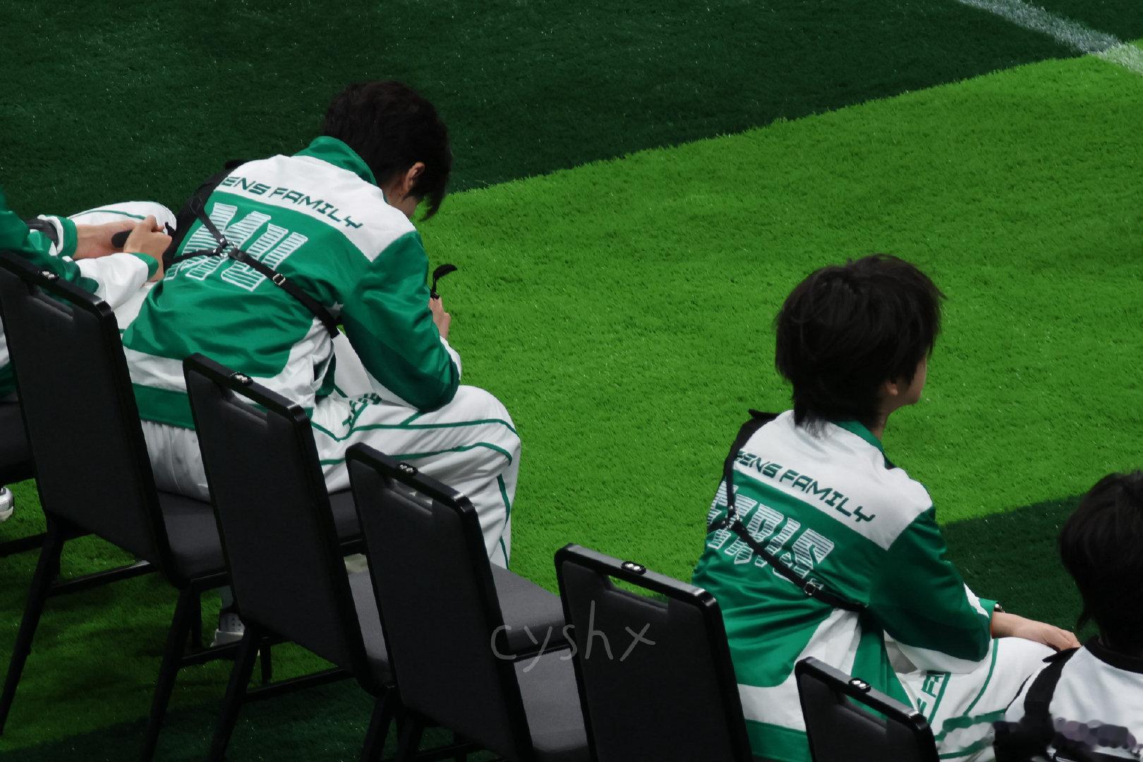 橹穆坐一排王橹杰穆祉丞坐一排王橹杰穆祉丞坐一排 