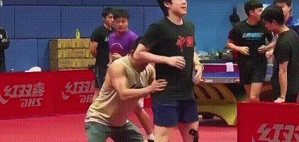 20天瘦16斤，王楚钦这训练量，陪练都扛不住！
曹巍直播亲口说，整个封训王楚钦练