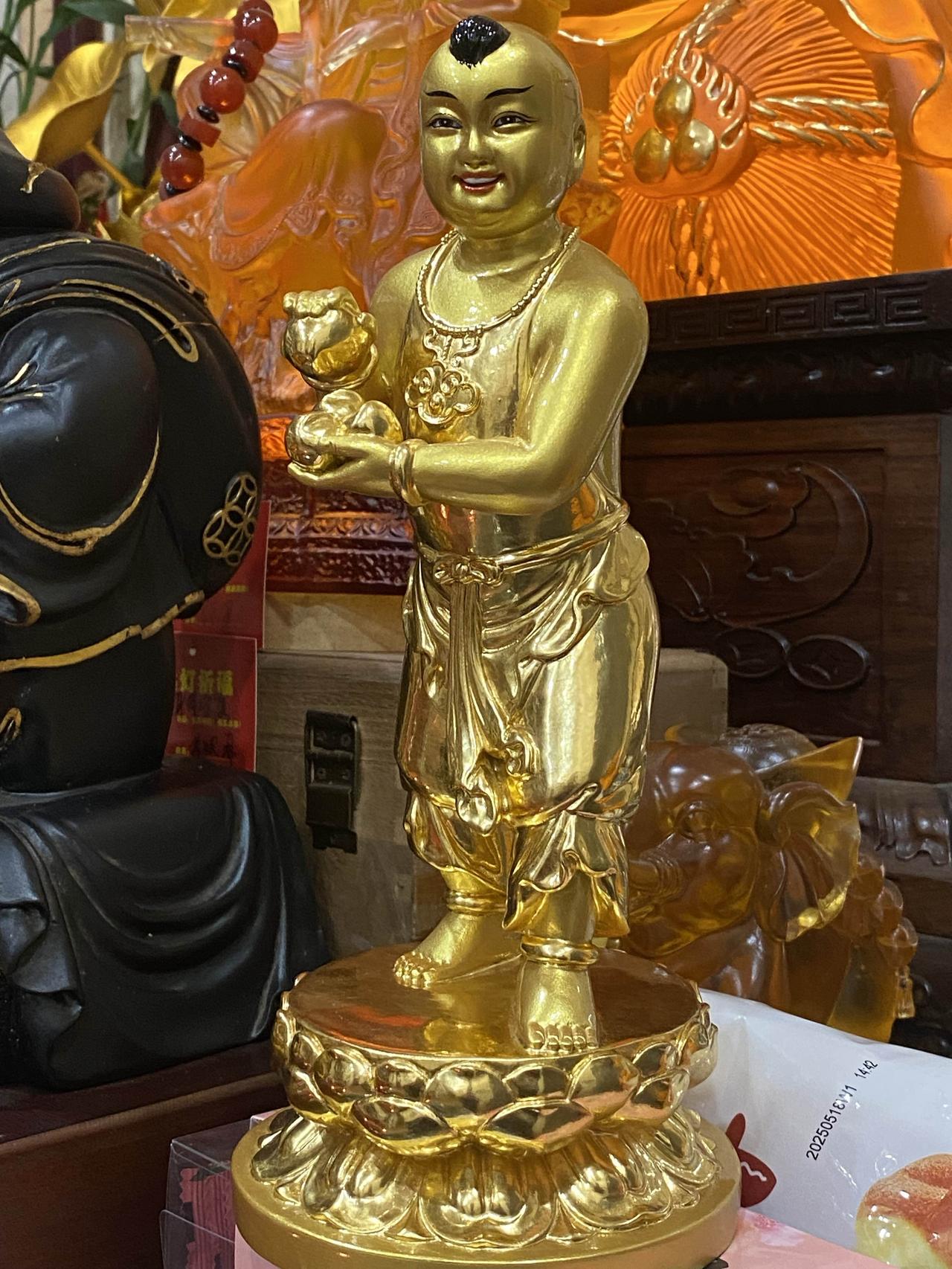 昨天再好，也走不回去；明天再难，也要抬脚继续。没有人能烦恼你，除非你拿别人的言行