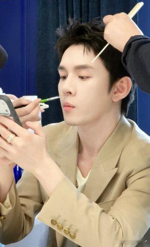 李佳琦说录合伙人快魂飞魄散了选品➕进货连拍十几个小时，李佳琦直呼顶不住了合伙人