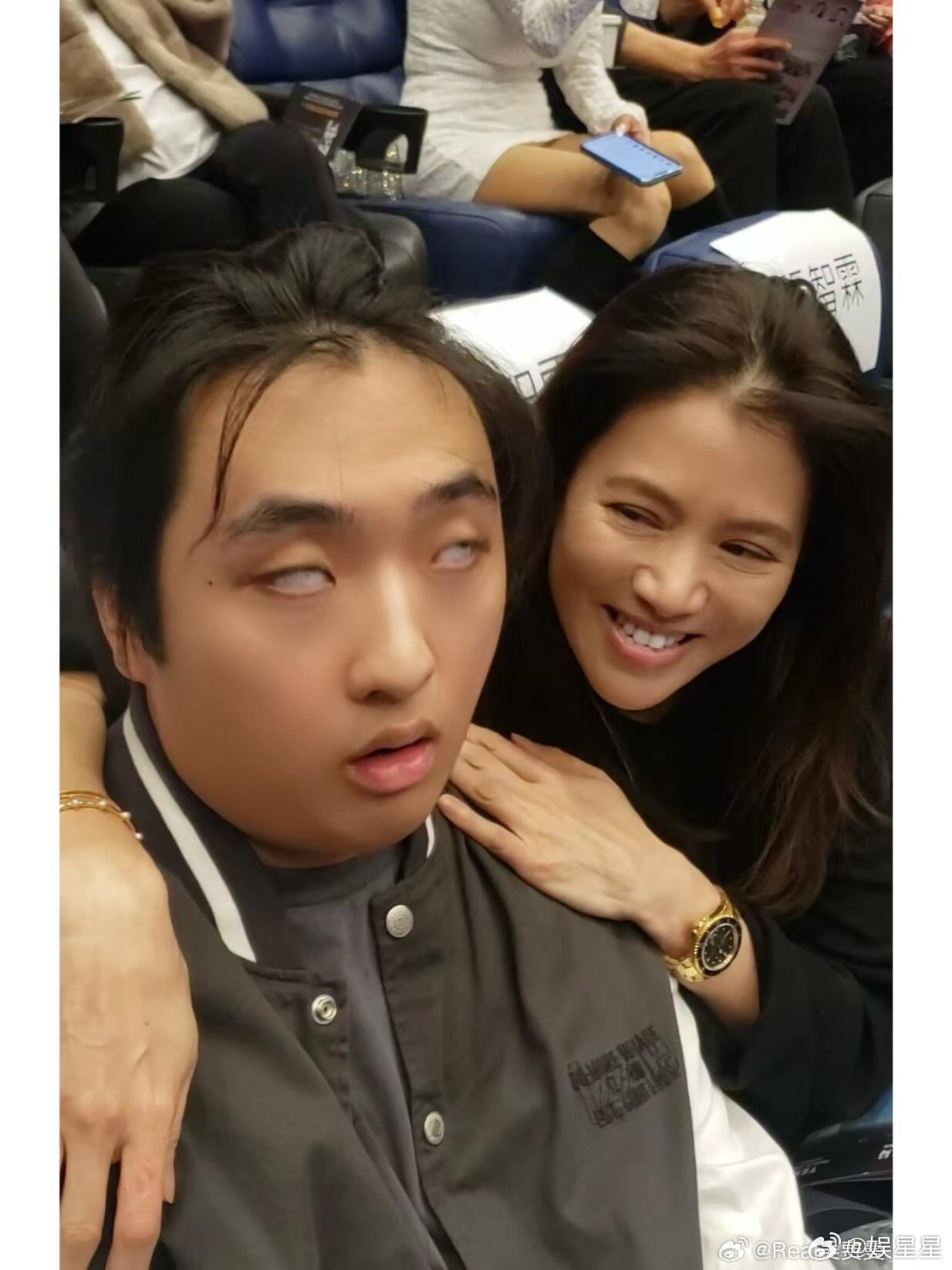 误判首映礼费曼对袁咏仪的白眼，真的好像他爸爸吴镇宇啊，连表情都像！看出来这父子俩
