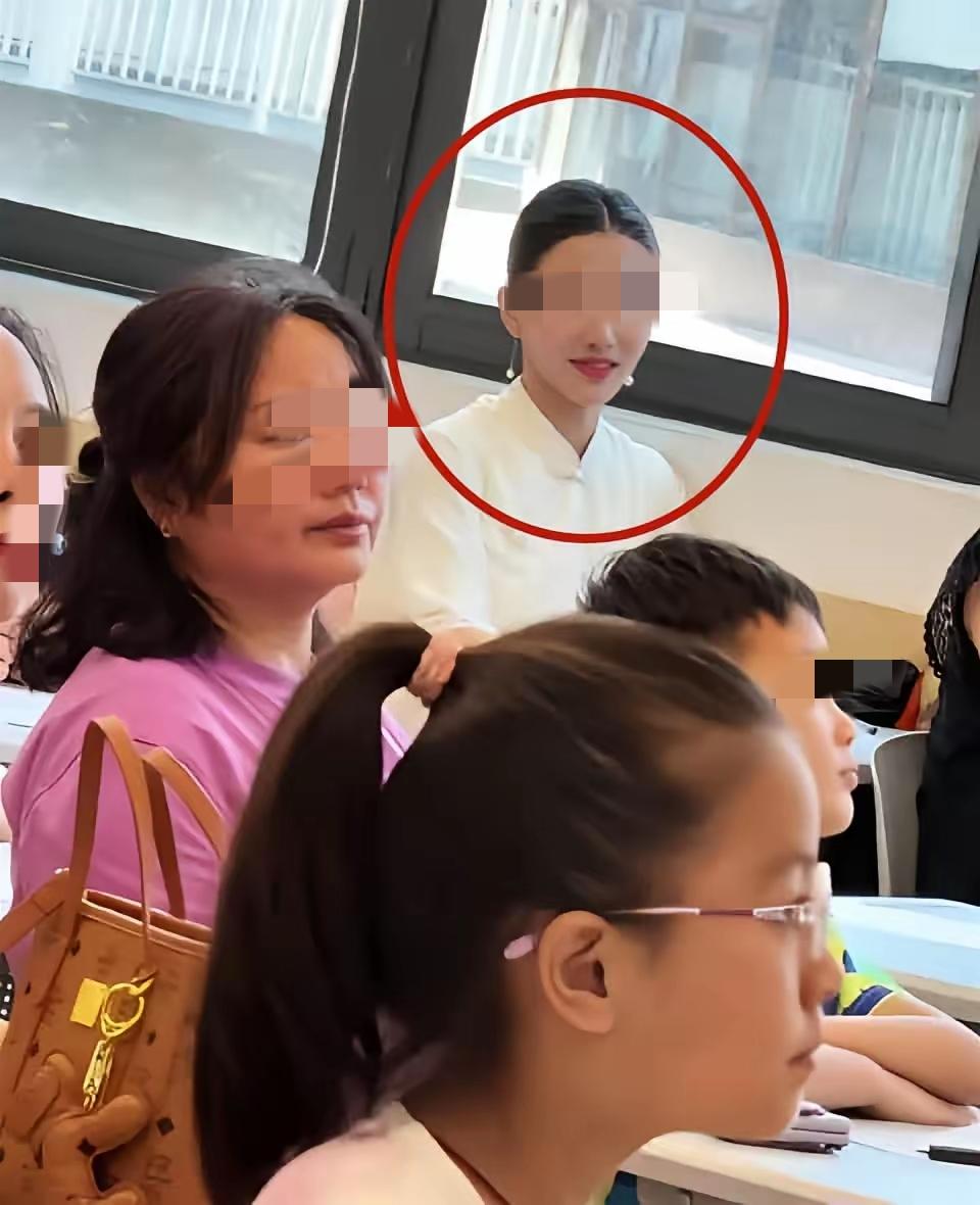 今天刷到个神帖太气人😂！有妈妈穿白衬衫扎头发，干净利落地去开家长会，居然被吐槽