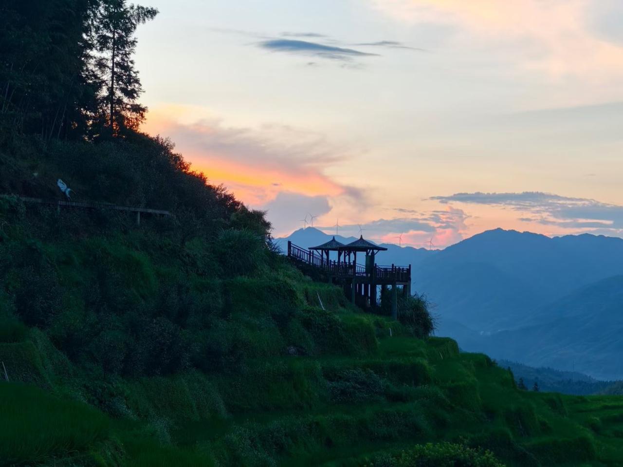 凌晨五点🌾晨曦踮着脚尖，悄悄翻过了江西赣崇义上堡梯田村后山的青瓦屋顶。

远处