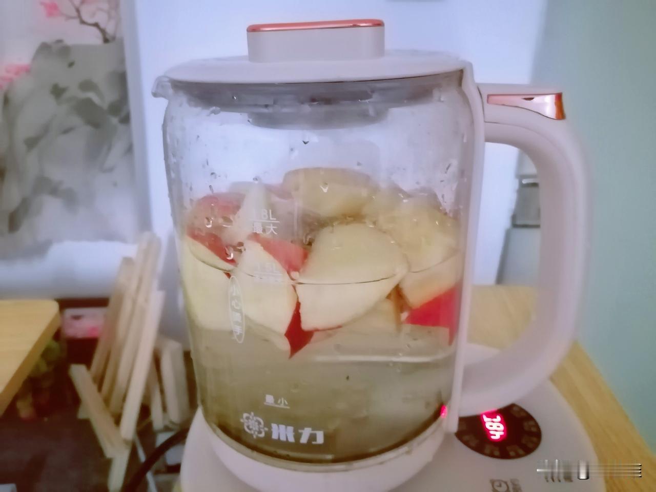 退休第534天，早安。

早上起床，我先是头发简单扎一下，然后把泡了一晚上的小西