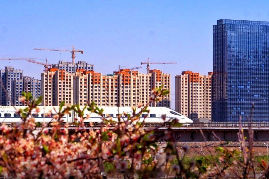 国铁头条【新疆铁路部门4月11日起调整列车运行图】自4月11日零时起，新疆铁路部