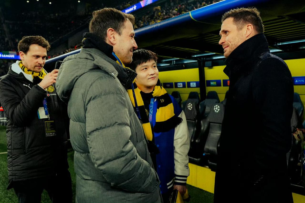 难怪樊振东会深受体坛大佬们喜欢呢，抛开精湛的球技和优秀人品不谈，就这天真而又乖巧