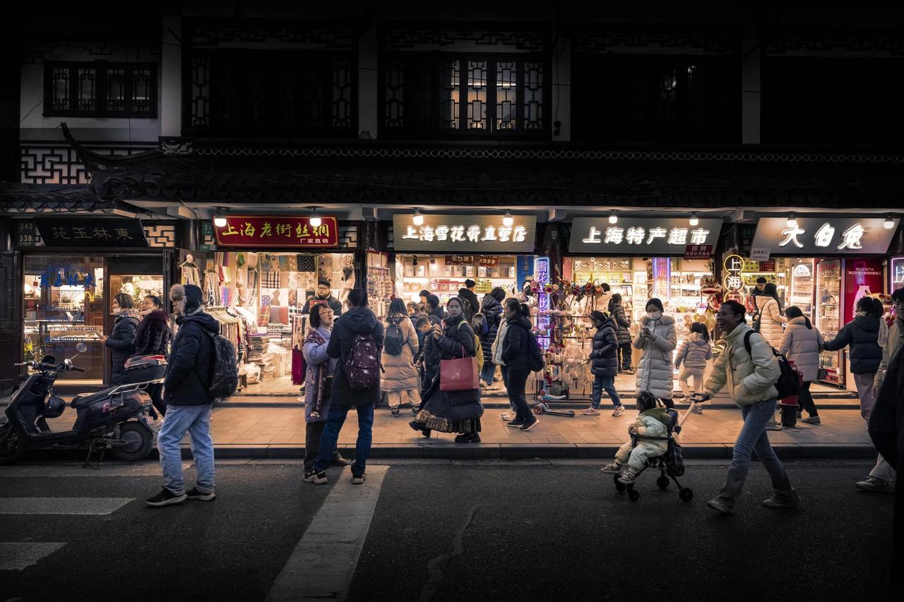 天无日，月儿亮。云遮月，灯照亮。