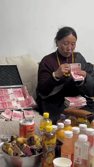为什么藏族人当中有很多隐形富豪，有钱人？
因为他们是真的不差钱。
虽然藏区高寒、