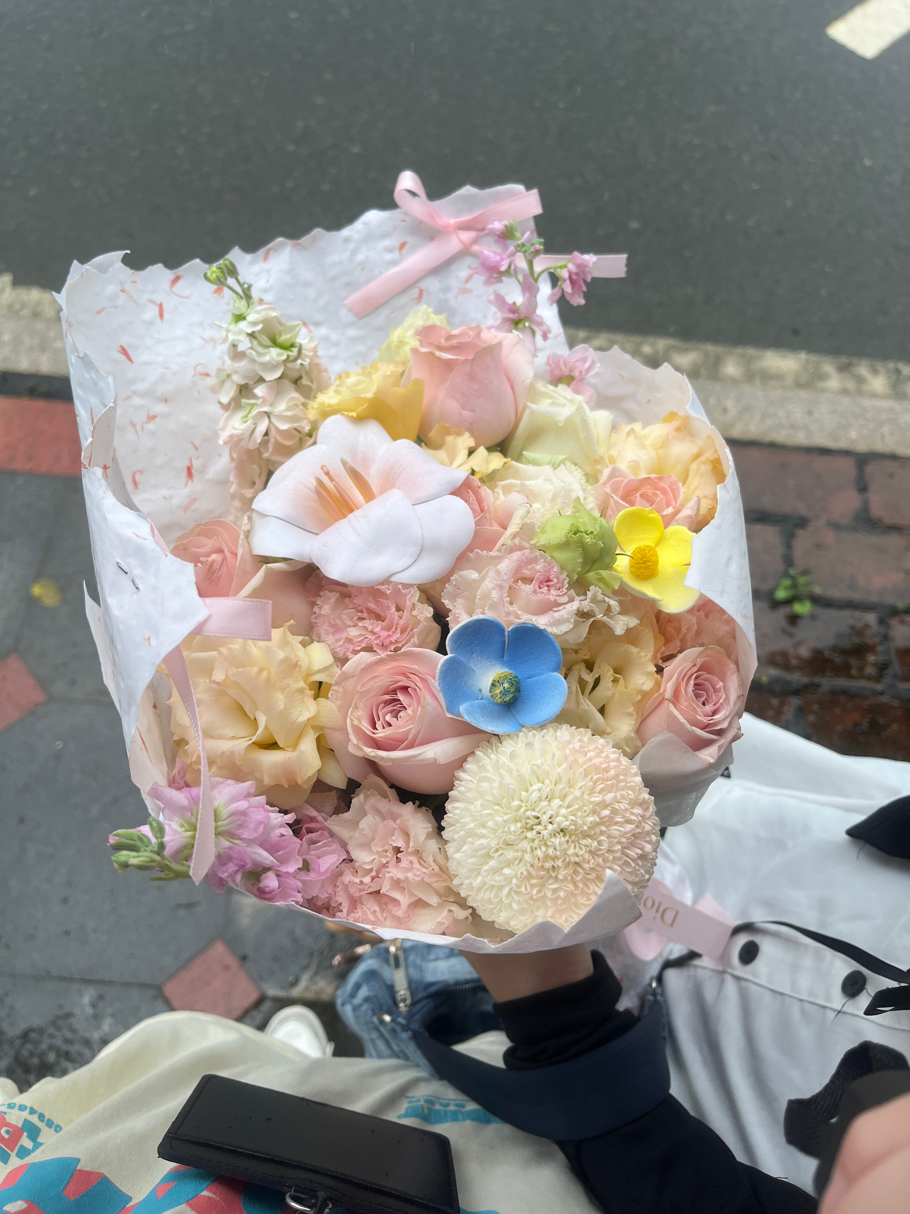 我好可怜啊我要被雨淋死了。闺蜜。我祝你高考加油。 