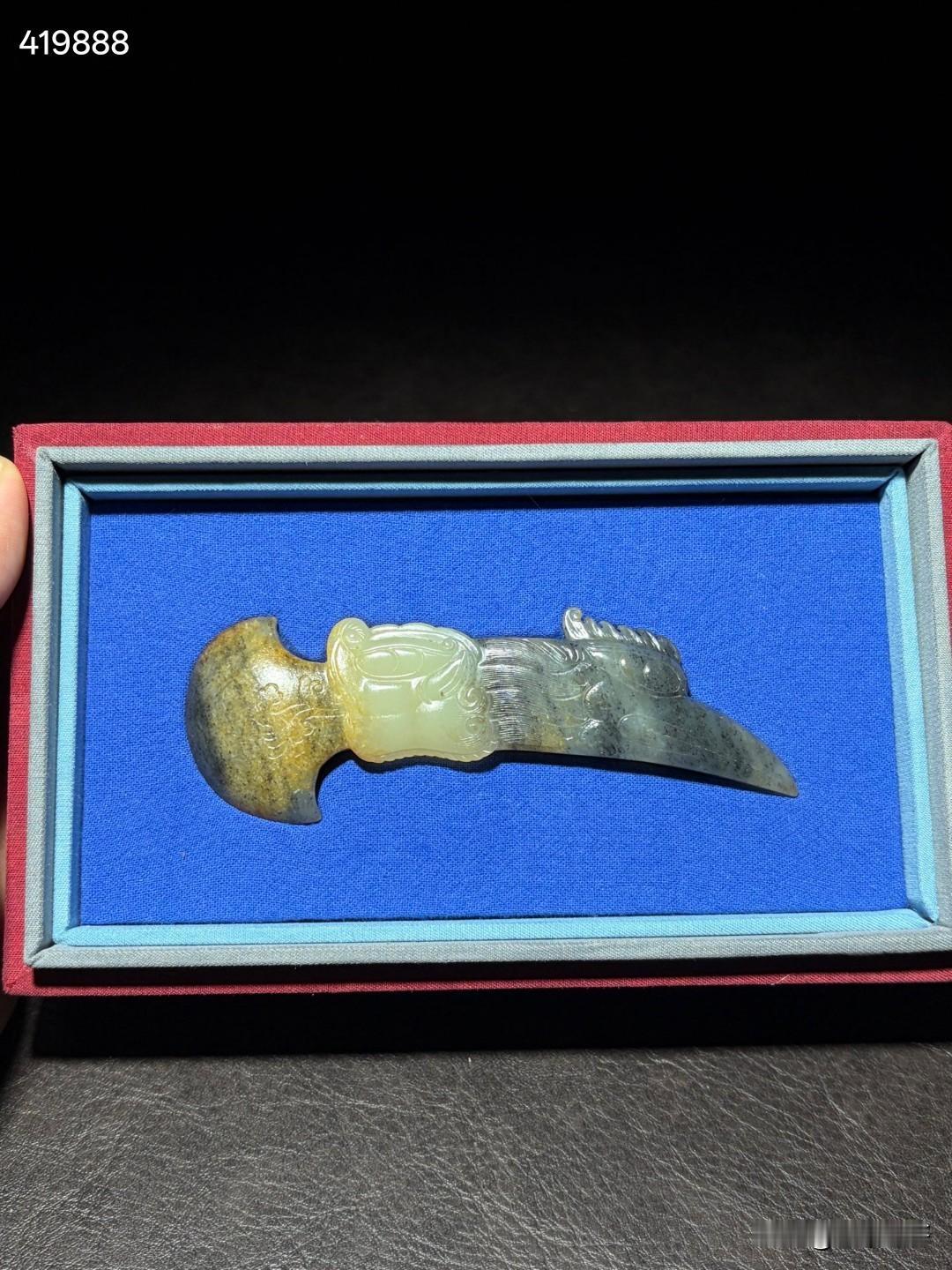 清和田玉青花籽料龙凤玉斧
尺寸11.2×3.8×1.3厘米