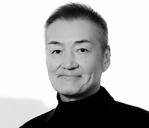 问你们一个事：
上学的时候，
谁没在班上传过东野圭吾的书？
今天，68岁的他走了