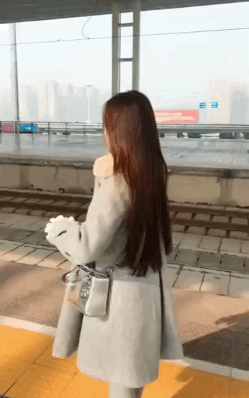 你敢信吗？她能指挥高铁安全进站 