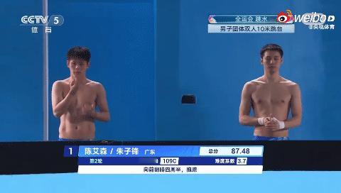 凭借着陈艾森和朱子锋最后一跳的出色发挥，以三跳总分267.12位居团体赛双人10