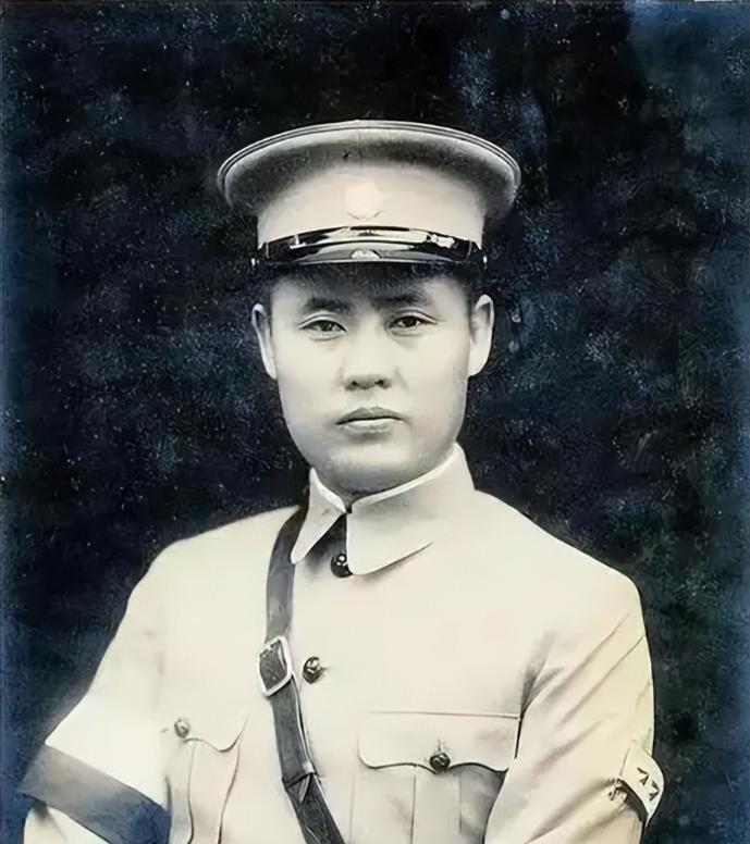 傅作义在北平拥兵几十万，防亲女儿防得连桌上文件都要藏。他到死都没料到，自己最信任