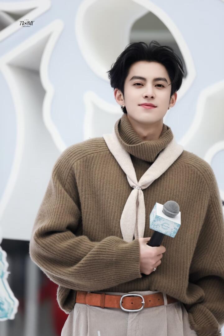 王鹤棣让你击中粉丝没让你击毙台上酷帅台下软萌，反差魅力十足，沉浸式和粉丝趣味互动