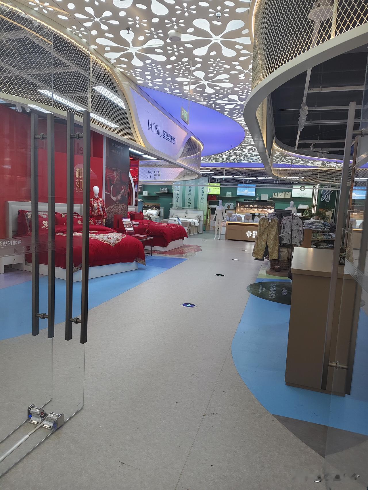 中央大道靠机车那头二楼，开了一个很大的床上用品家纺店，据说是南通源头工厂店，看看