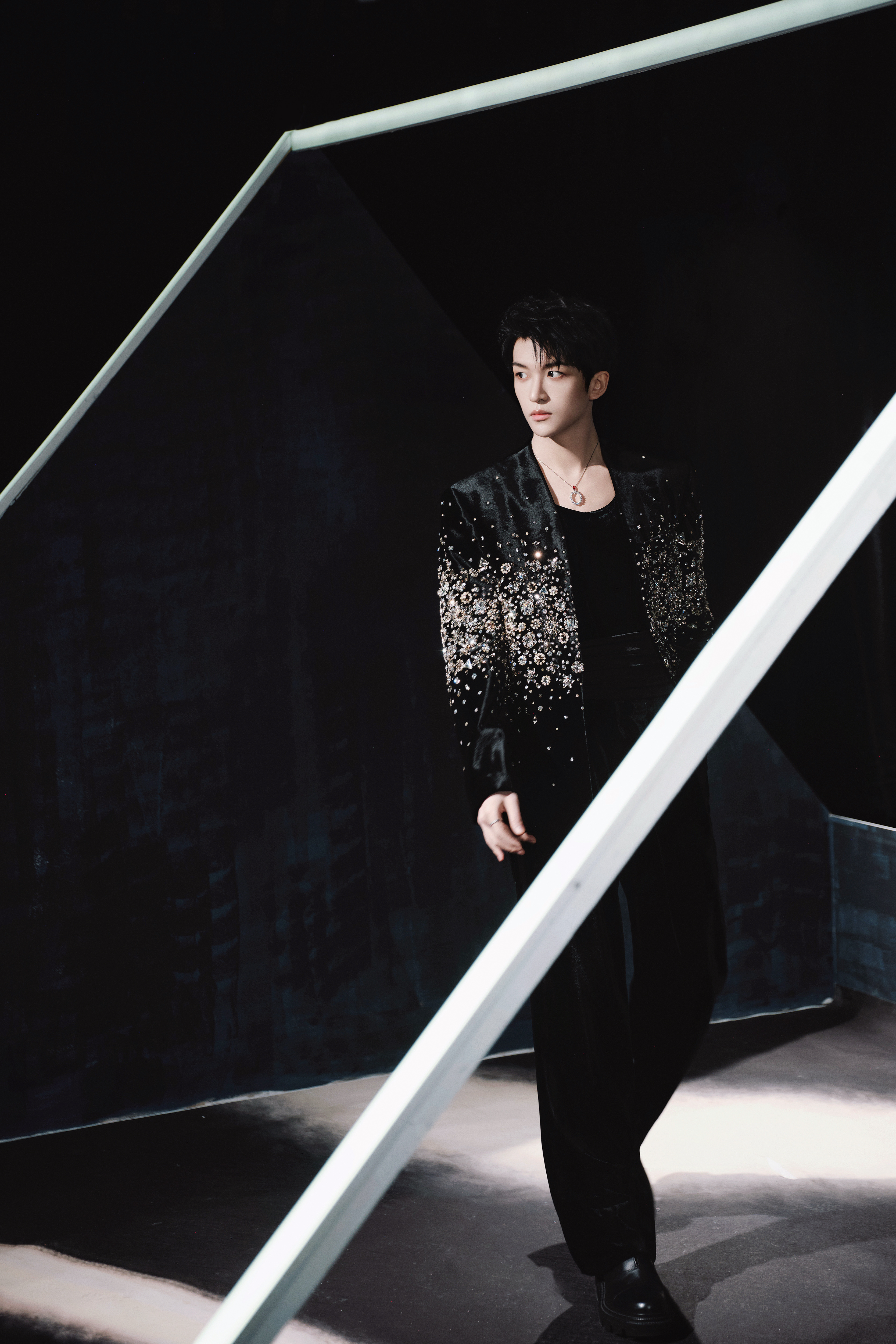 嚯 ！今晚鸟巢演唱会即将开唱的黄子弘凡 ，揭晓的首套演出造型居然惊喜拿下了一套高