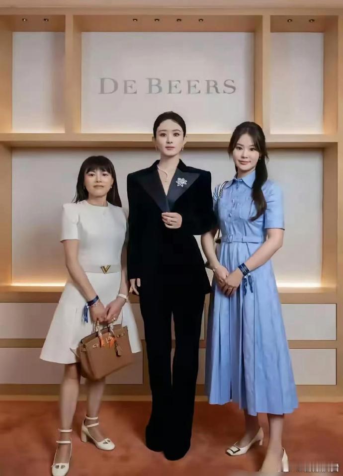 赵丽颖和周冬雨印象中挺娇小的，没想到和粉丝合照就成了巨人 ​​​