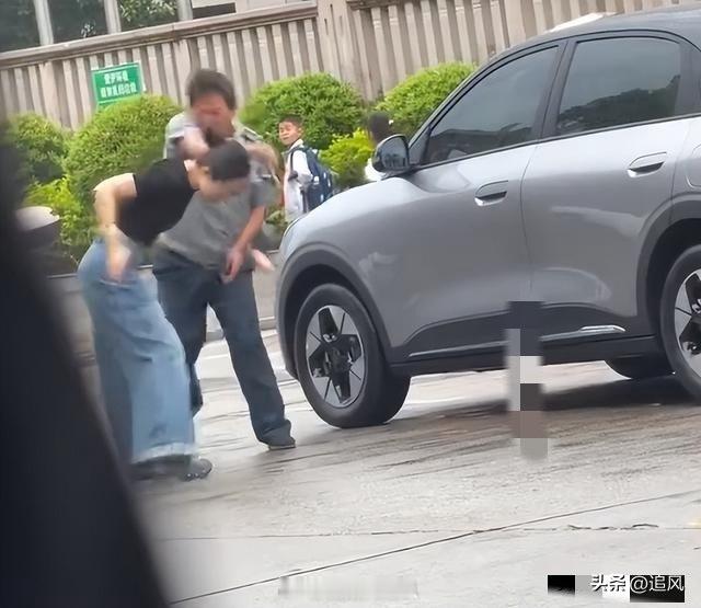 踹保安后被掌掴女子耳膜穿孔这就有点严重了，下手不知轻重福建校门口停车纠纷引发冲突